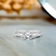 thumbnail image 2 of JeenMata Anillo de Boda con Engaste de Cuatro Puntas, Forma Redonda de 1,75 Quilates, Pavé, Baño de Oro Blanco de 18 K sobre Plata (Personaliza la Banda de Tu Anillo de Boda), 2 of 6