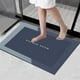 thumbnail image 5 of Alfombrilla de baño absorbente, de secado rápido y con reverso de goma, antideslizante, lavable, 40 x 60 cm, ideal para bañera y ducha. Aestivo | Azul | AESTIVO, 5 of 8
