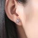 thumbnail image 3 of Pendientes para mujer, regalos para mujer Pendientes de copo de nieve plateados para mujer Accesorios sencillos para las orejas Un pendiente, 3 of 5