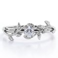 thumbnail image 1 of JeenMata Anillo de Compromiso con Diseño de Hoja de Árbol de Moissanita Redonda con Bisel Solitario de 0,5 Quilates en Baño de Oro Blanco de 18 K sobre Plata, 1 of 6