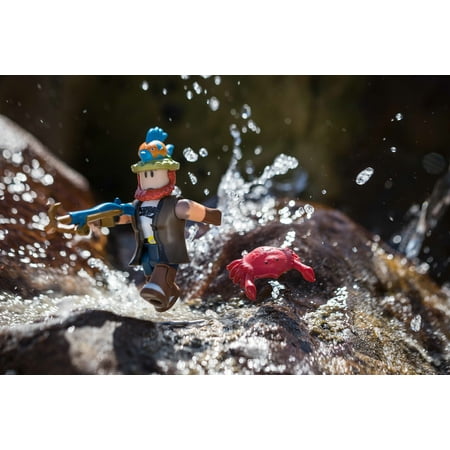Roblox Celebrity Collection - Bootleg Buccaneers: Fisherman Joe Figure Pack [Includes Exclusive Virtual Item]