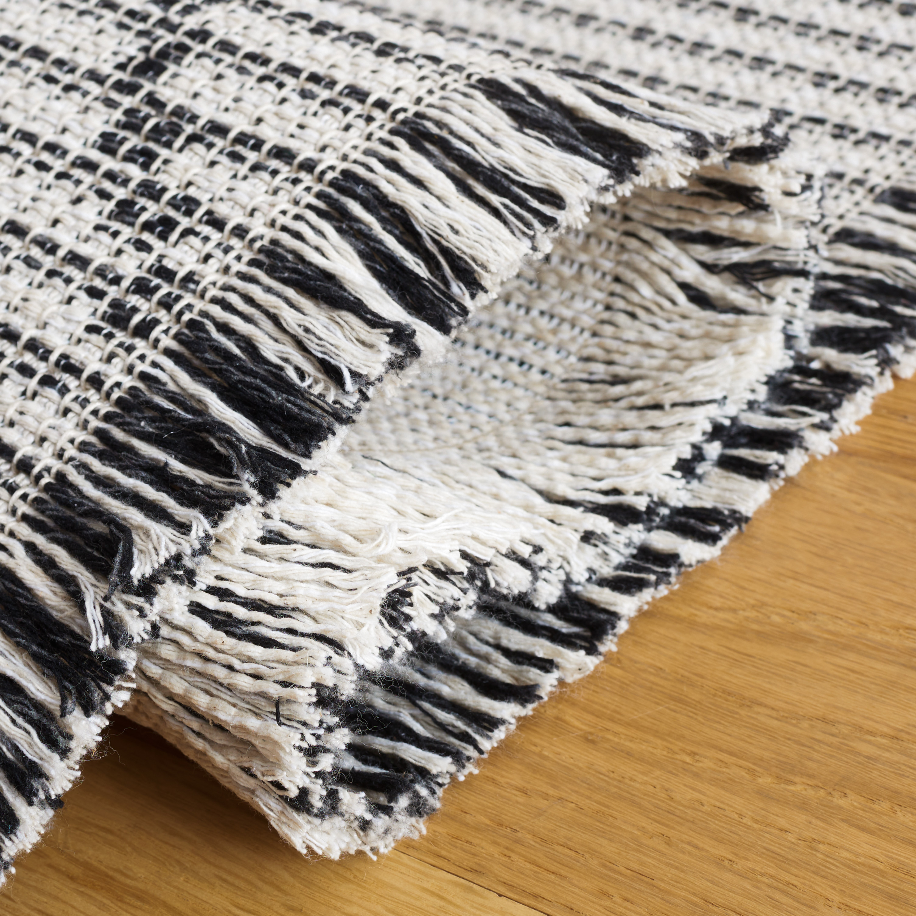 SAFAVIEH Augustine Jannine Geometric Area Rug, Ivory/Black, 5' x 7'7"