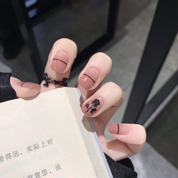 SINHOT Uñas postizas cortas ovaladas con línea negra y rosa, uñas acrílicas redondas francesas, uñas postizas de completa para mujeres y niñas, 24 unidades
