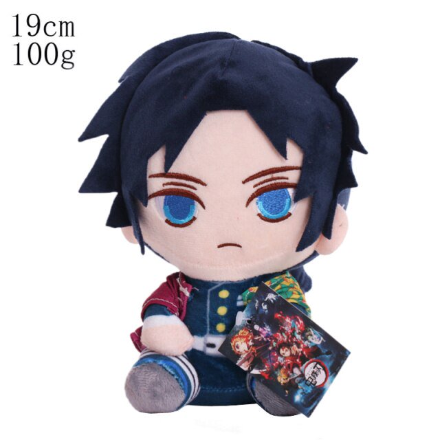 juguetes de peluche de demon slayer para niños, muñeco de peluche Kamado Giyuu 18-20cm sentado, vista frontal centrada con cabello azul marino de felpa, uniforme bordado, relleno de algodón PP, etiqueta colgante Bandai visible; adecuado como colgante decorativo para mochila o llavero.