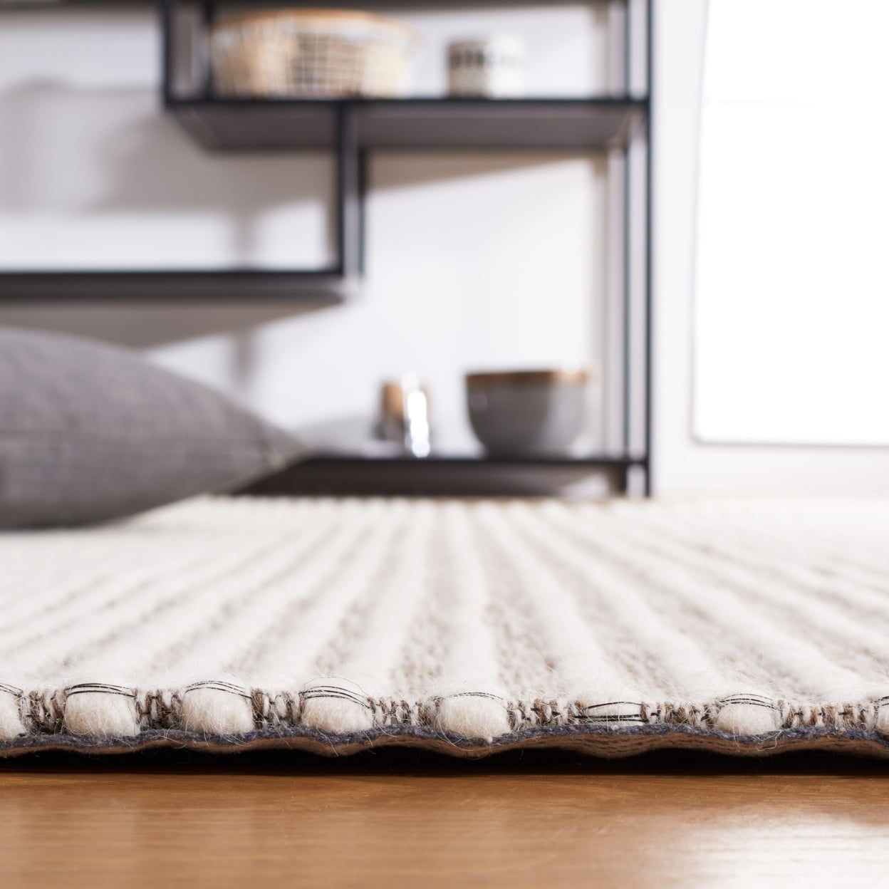 SAFAVIEH Marbella Peronal Distressed Area Rug, Ivory/Dark Brown, 5' x 8'