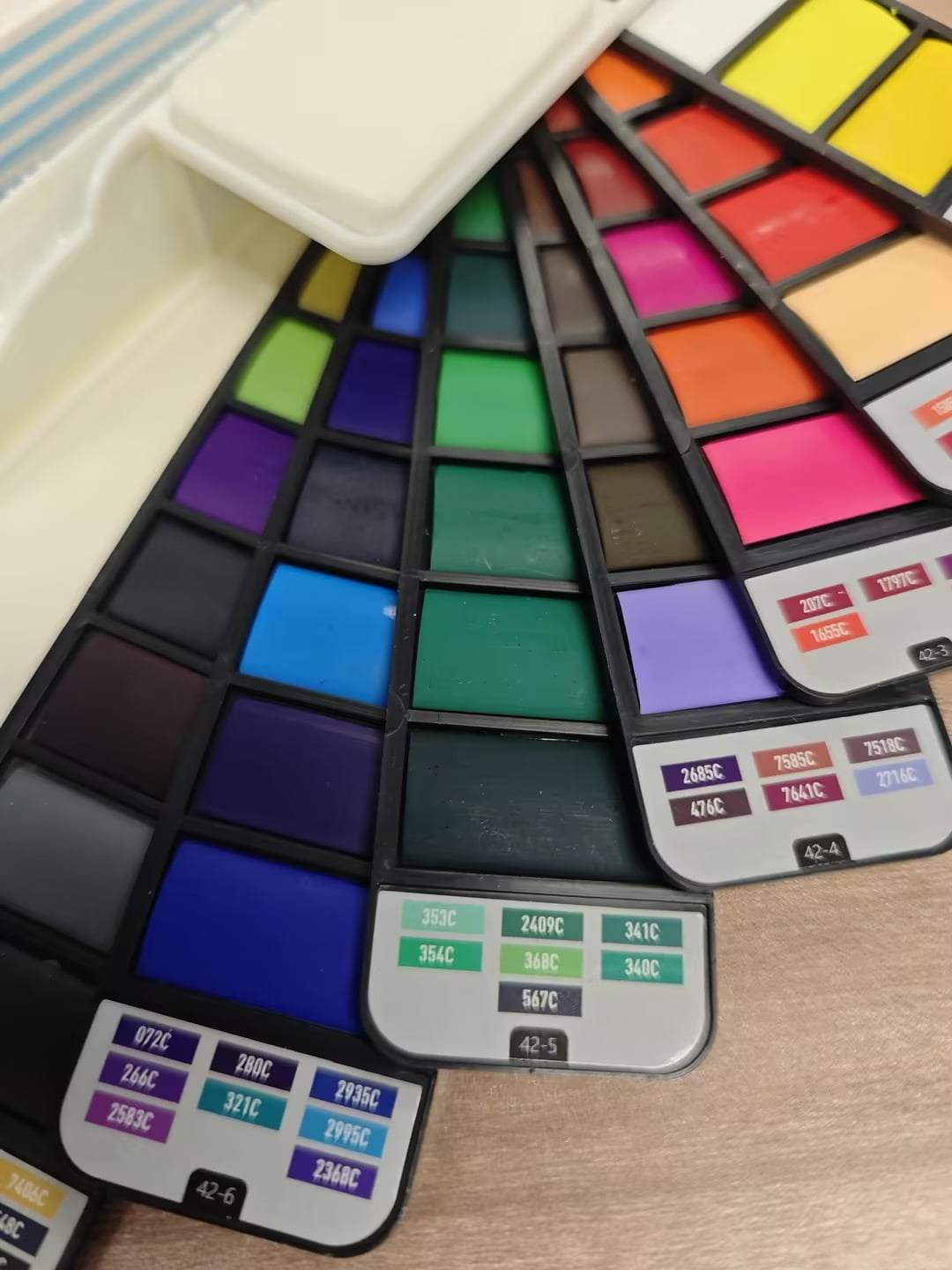 ARTLINK Watercolor Paint Set, Portable 42 Water Colors Kit for Artists & Beginners