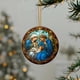 thumbnail image 1 of Adorno navideño de acrílico | Colgante redondo texturizado para coche, hogar y oficina | Elemento decorativo colgante para decoración navideña, cumpleaños y regalos de inauguración | 8 cm de diámetro, 1 of 3