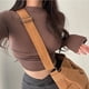 thumbnail image 4 of Camisa de base ajustada retro de corte entallado con cuello medio alto y mangas cortas y plisadas, 4 of 4