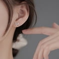 thumbnail image 4 of Pendientes de botón con lazo para mujer, modernos, sencillos, estilo frío, elegantes, diseño de nicho de celebridades en línea, pendientes huecos, 4 of 5