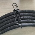 thumbnail image 1 of Percha acolchada para suéteres - 40 cm Perchas extra grandes cubiertas de satén resistentes sin golpes en los hombros para ropa de mujer, 1 of 5