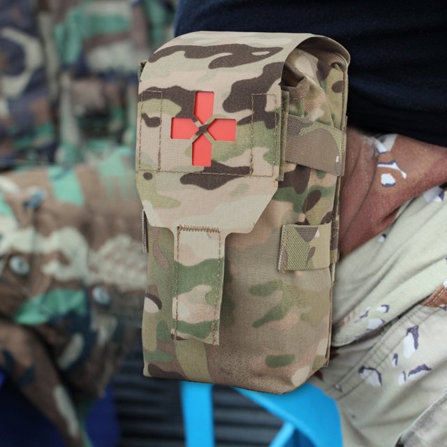 Kit De Primeros Auxilios La pequeña bolsa vertical de supervivencia para transporte diario incluye un kit médico de emergencia con parche cruzado