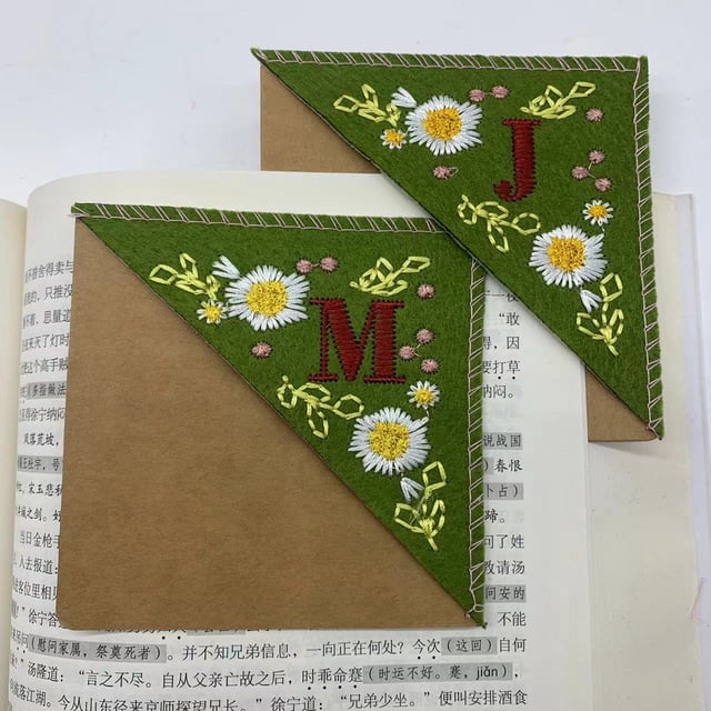 Joefnel Personalized Hand Embroidered Corner Bookmark, Hand Stitched Felt Corner Letter Bookmark, Felt Triangle Bookmark, Cute Flower Letter Embroidery Bookmarks for Book Lovers