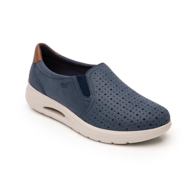 sneaker flexi para mujer estilo 108002 azul suela extra ligera 27 zapatilla slip-on de gamuza azul con puntera perforada, elástico lateral y contrafuerte marrón, suela blanca extra ligera de 42 mm en vista 3/4 frontal sobre fondo blanco; adecuada para uso casual y caminatas cortas.