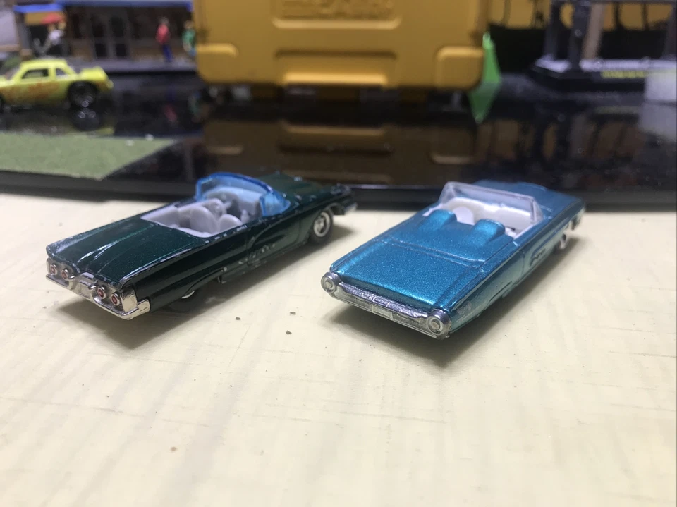 Hot Wheels Johnny Lightning 2 Car Lot Thunderbirds 1-64