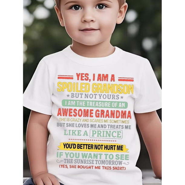 Camiseta divertida con estampado de "Nieto consentido" para niños y niñas. Cómoda camiseta de manga corta y cuello redondo. Color negro con texto colorido. Ideal para jugar en verano.