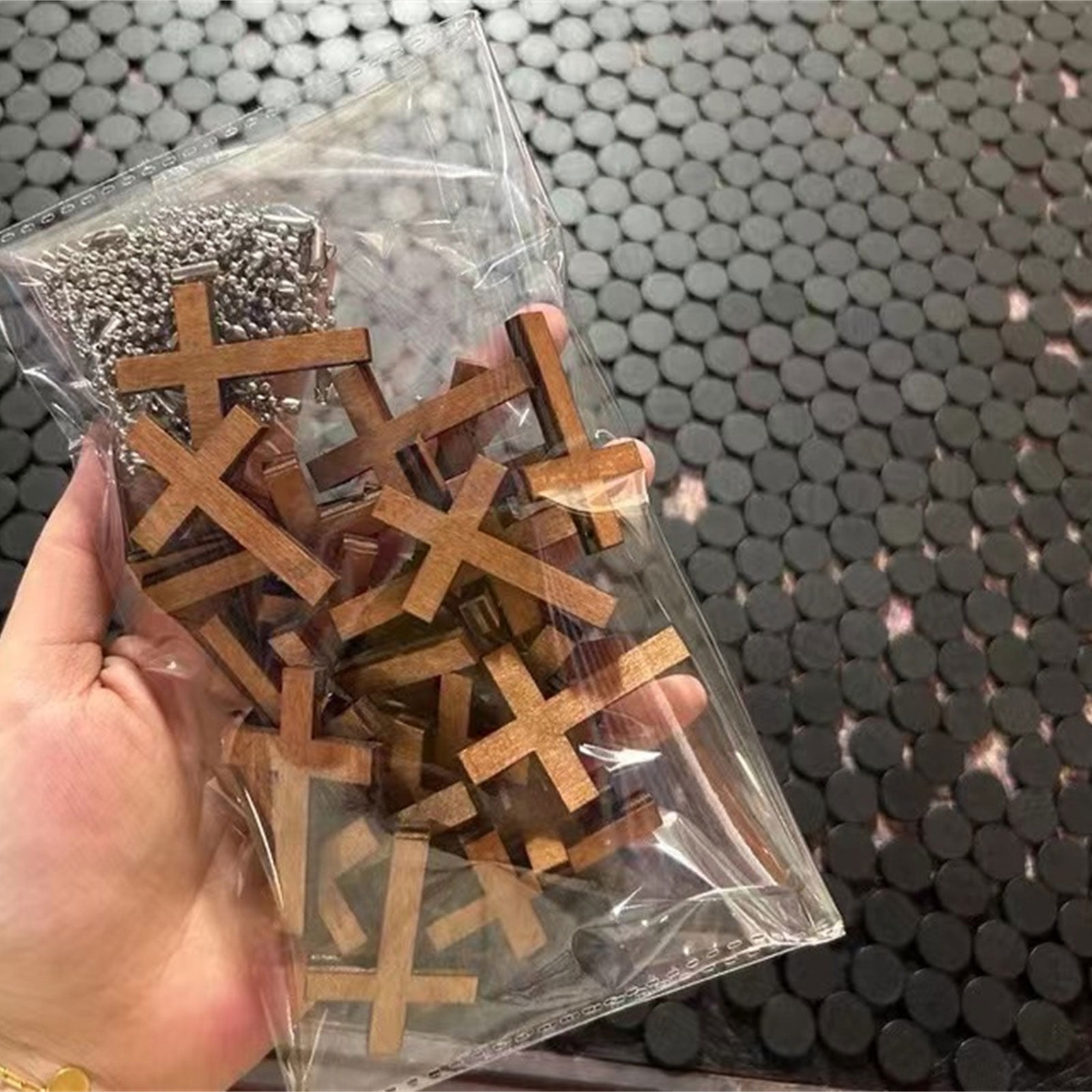 100Pcs Small Wooden Crosses Charm Pendant for Jewelry Making DIYS Craft Necklace Bracelets Earring Key Chain