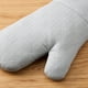 thumbnail image 3 of Guantes de cocina KitchenAid Gourmet, 18 x 36 cm, resistentes al calor, 315 °C, 3 of 7