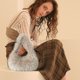 thumbnail image 5 of Bolso Hobo esponjoso para mujer, Bolso de muñeca suaves y esponjosos, Bolso diario de invierno para niñas Y2K de piel sintética, 5 of 6