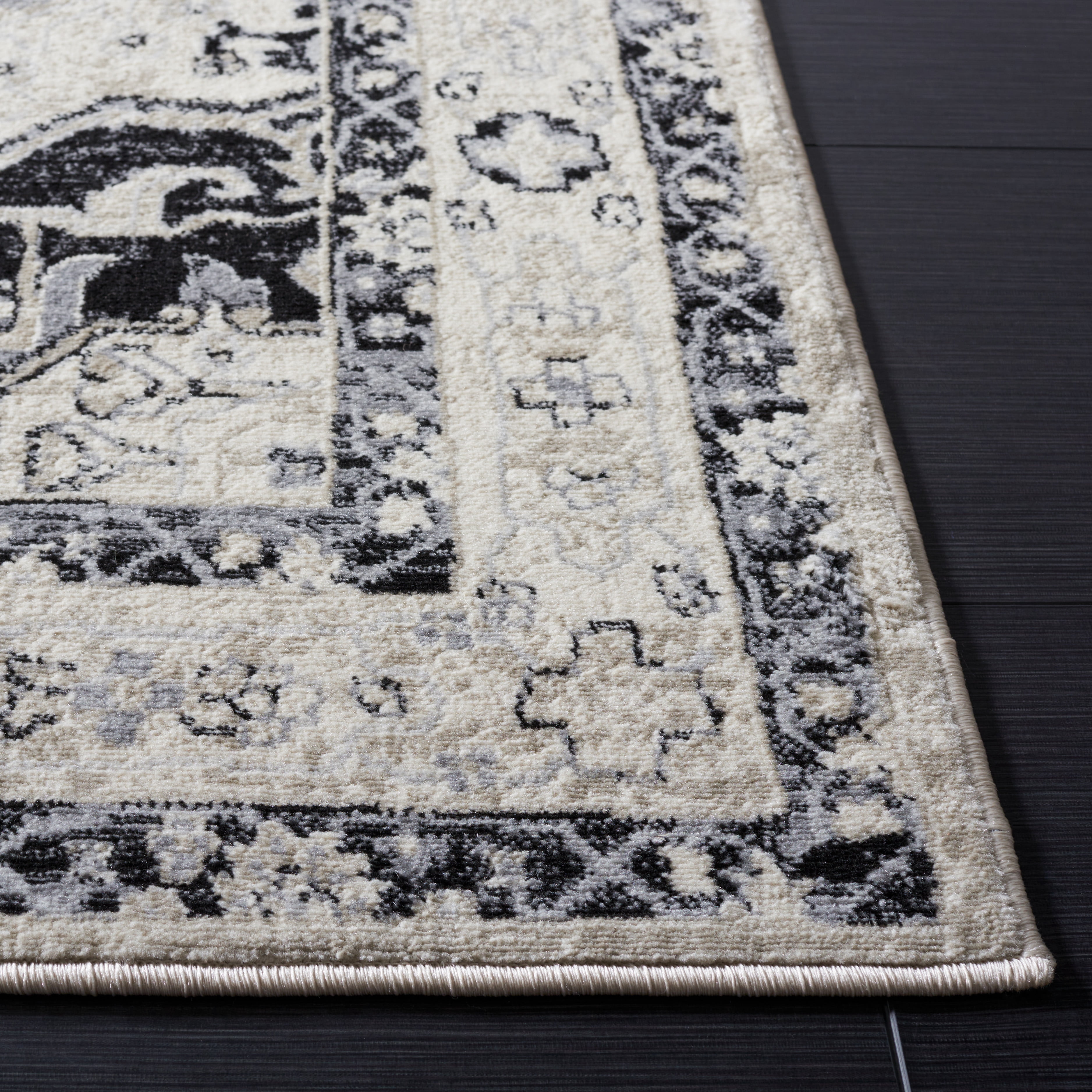 SAFAVIEH Brentwood Ezra Oriental Area Rug, Ivory/Black, 5'3" x 7'6"