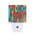 thumbnail image 1 of Balery Colorful Arrow Graffiti Pattern Luz Nocturna LED con Sensor Automático, Enchufe con Sensor Crepuscular, Luz Suave de 0.5W para Dormitorio, Pasillo, Baño-EU, 1 of 7