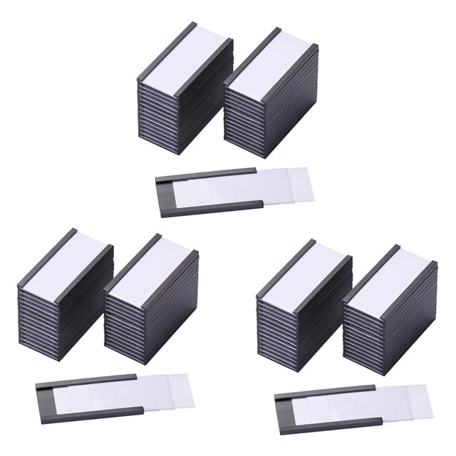 150 soportes magnéticos para etiquetas con soportes magnéticos para tarjetas de datos con protectores de plástico transparente para estantes de metal (1 x 2 pulgadas) Pilas de portaetiquetas tipo canal C negros con inserciones blancas de 50 x 25 mm y fundas plásticas transparentes; un portaetiquetas abierto muestra la tira de papel y la película protectora. Ideal para organizar archivos y etiquetar superficies metálicas; también sirve para señalización temporal en talleres o bodegas.
