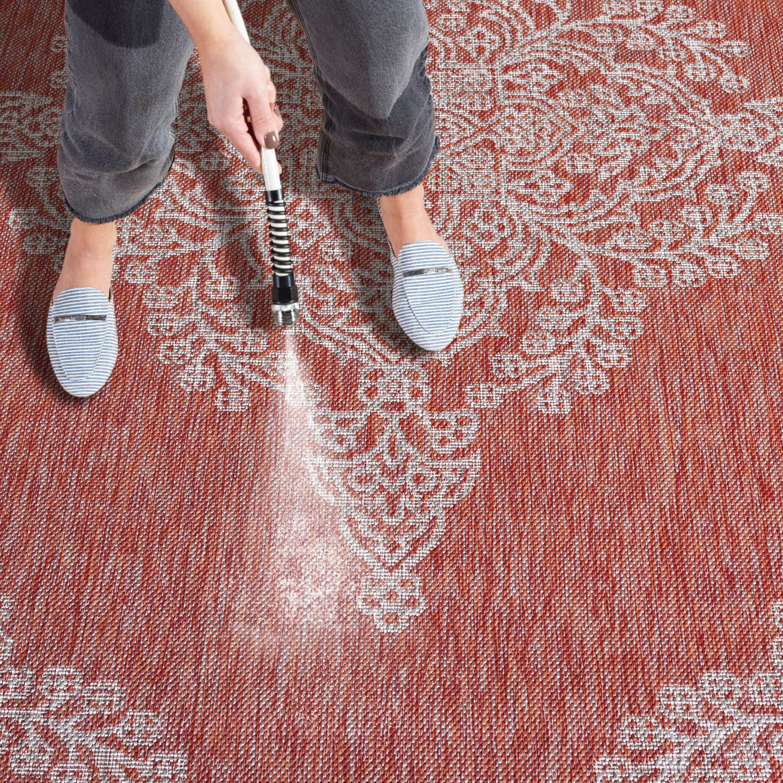 SAFAVIEH Courtyard Alease Medallion Indoor/Outdoor Area Rug, Red/Beige, 5'1" x 7'6"