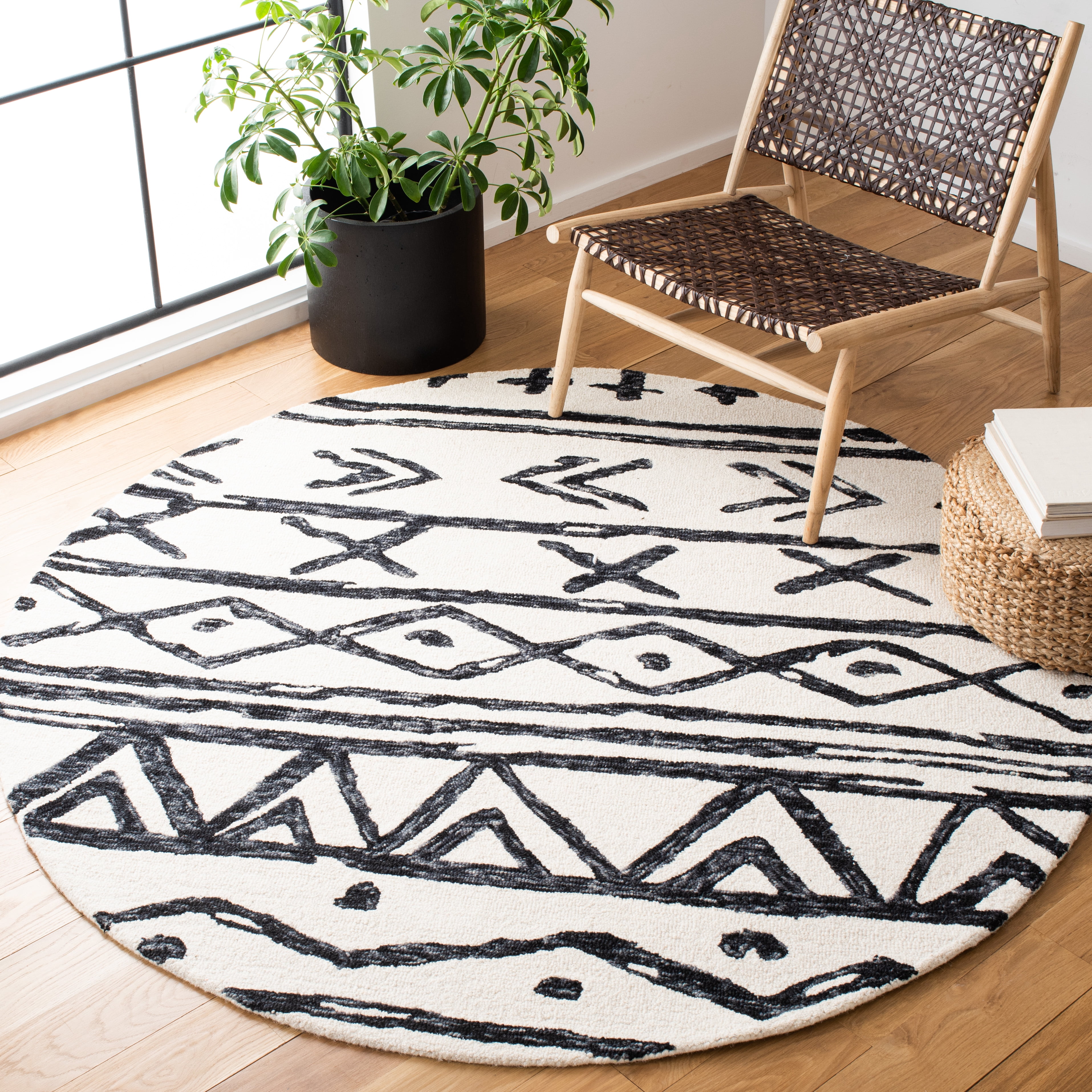 SAFAVIEH Metro Jarred Diamond Area Rug, Black/Ivory, 6' x 6' Round