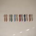 thumbnail image 4 of Set de 2 cucharas para bebé Mushie de silicona azul y beige, 4 of 9