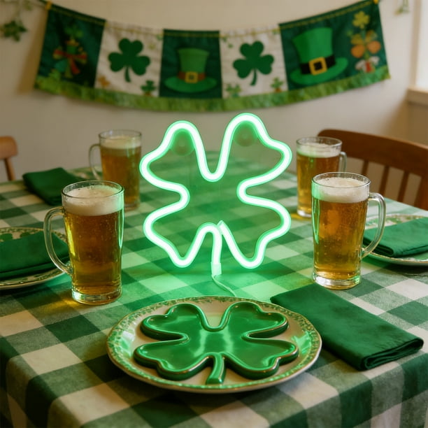 Luz LED de trébol para el Día de San Patricio – Decoración verde colgante alimentada por batería y USB • 24x24cm • Plástico • Soporte de ventosa para paredes interiores, puertas y cristales