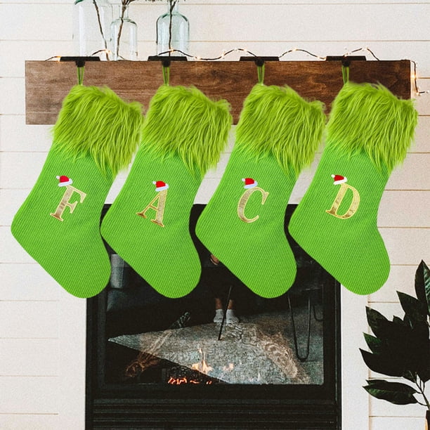 Media navideña grande de punto - Diseño de alfabeto verde peludo, calcetín regalo navideño de 18,5" para decoración de la repisa de la chimenea
