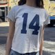 thumbnail image 2 of Camiseta corta holgada de mujer, informal y retro, con estampado de letras., 2 of 4