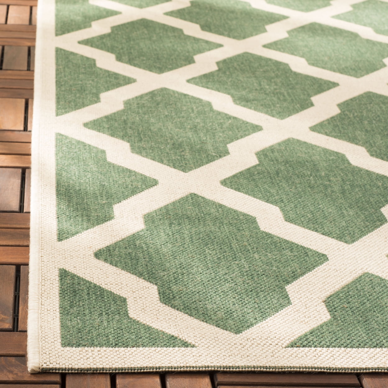 SAFAVIEH Beach House Talbot Geometric Indoor/Outdoor Area Rug, Green/Creme, 6'7" x 6'7" Square