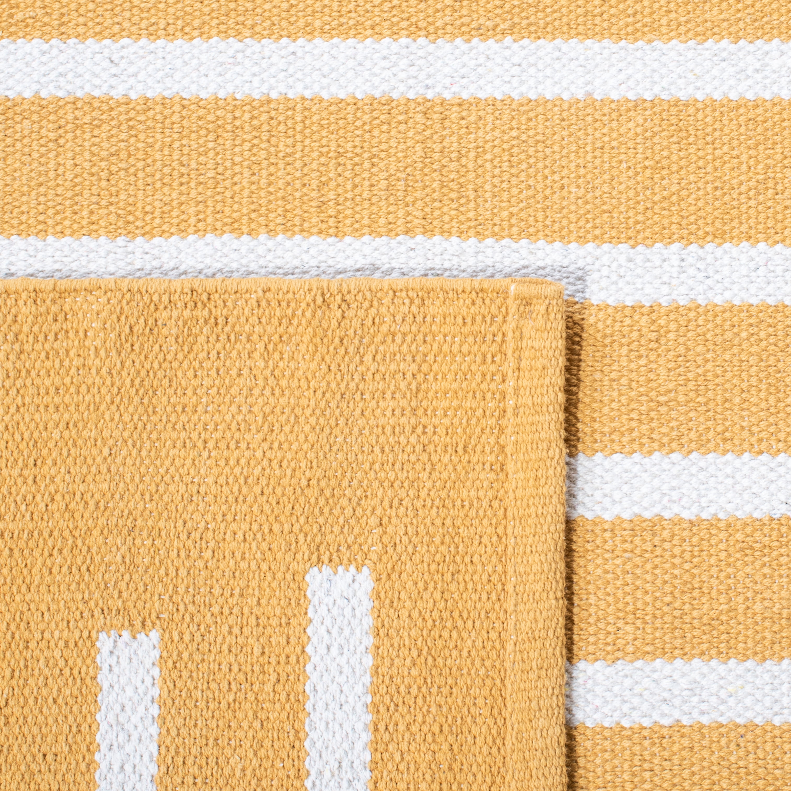SAFAVIEH Montauk Amadine Striped Cotton Area Rug, Gold/Ivory, 6' x 6' Round