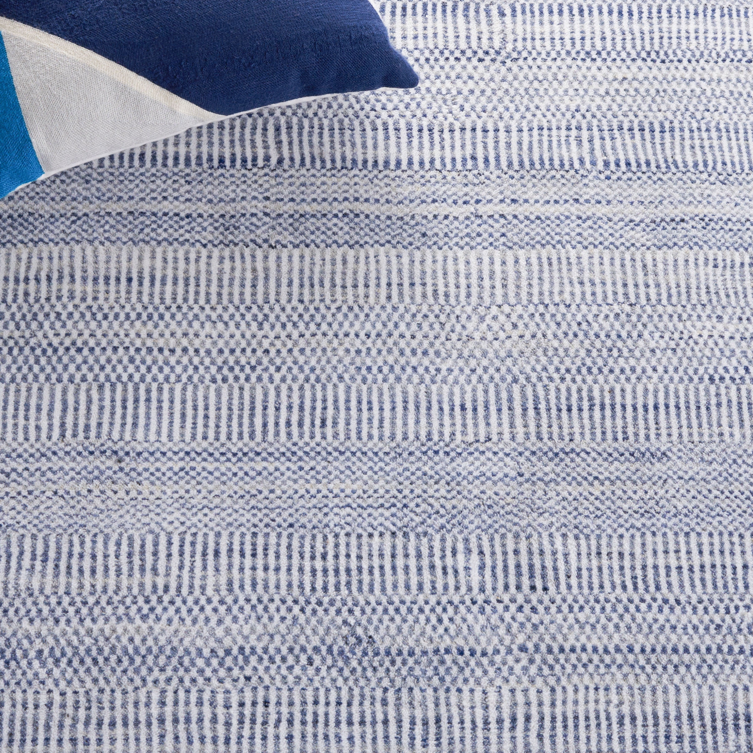 SAFAVIEH Mirage Handan Distressed Polyester Area Rug, Blue/Ivory, 6' x 6' Round