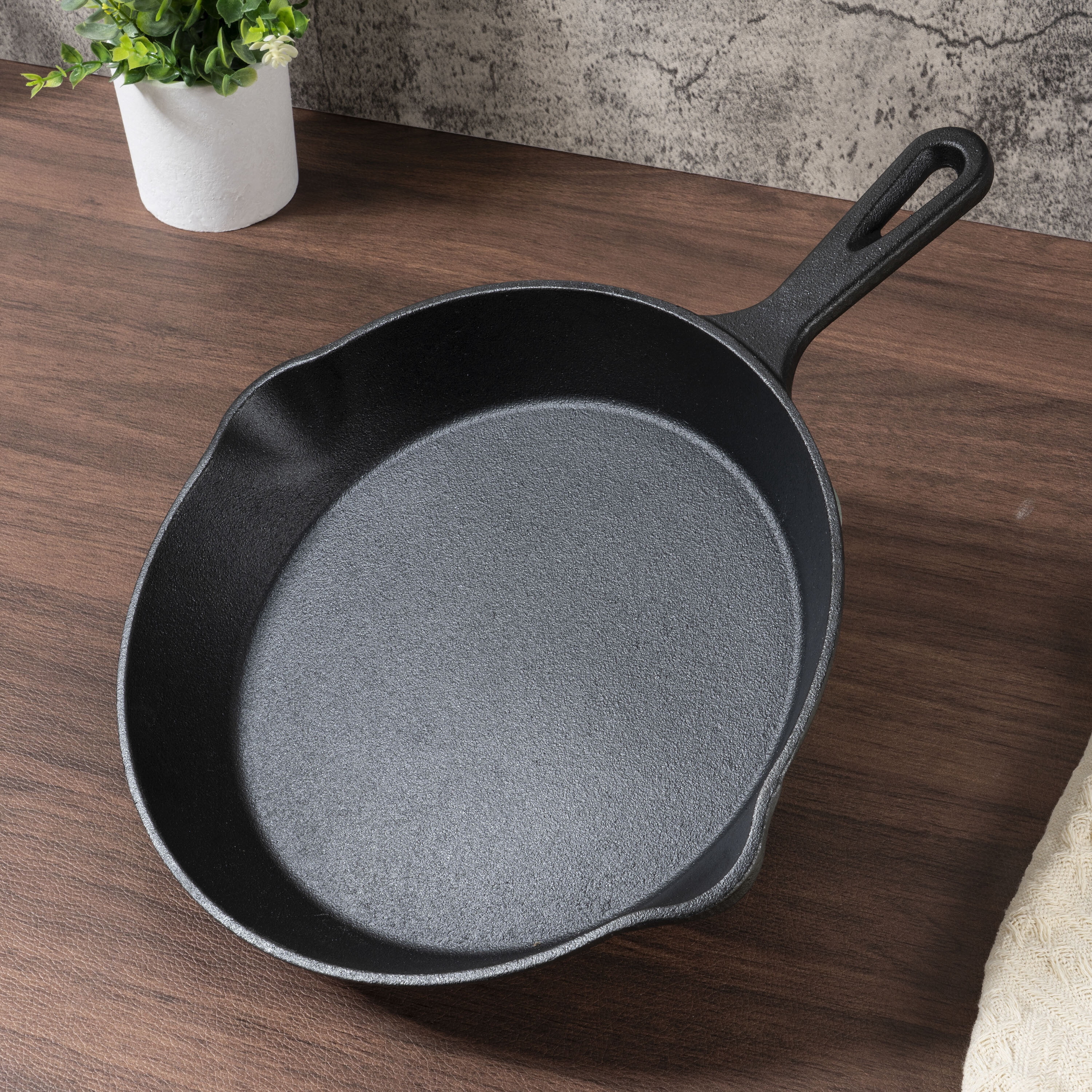 Mainstays 10.5 in Pre-Seasoned Cast Iron Skillet, Black