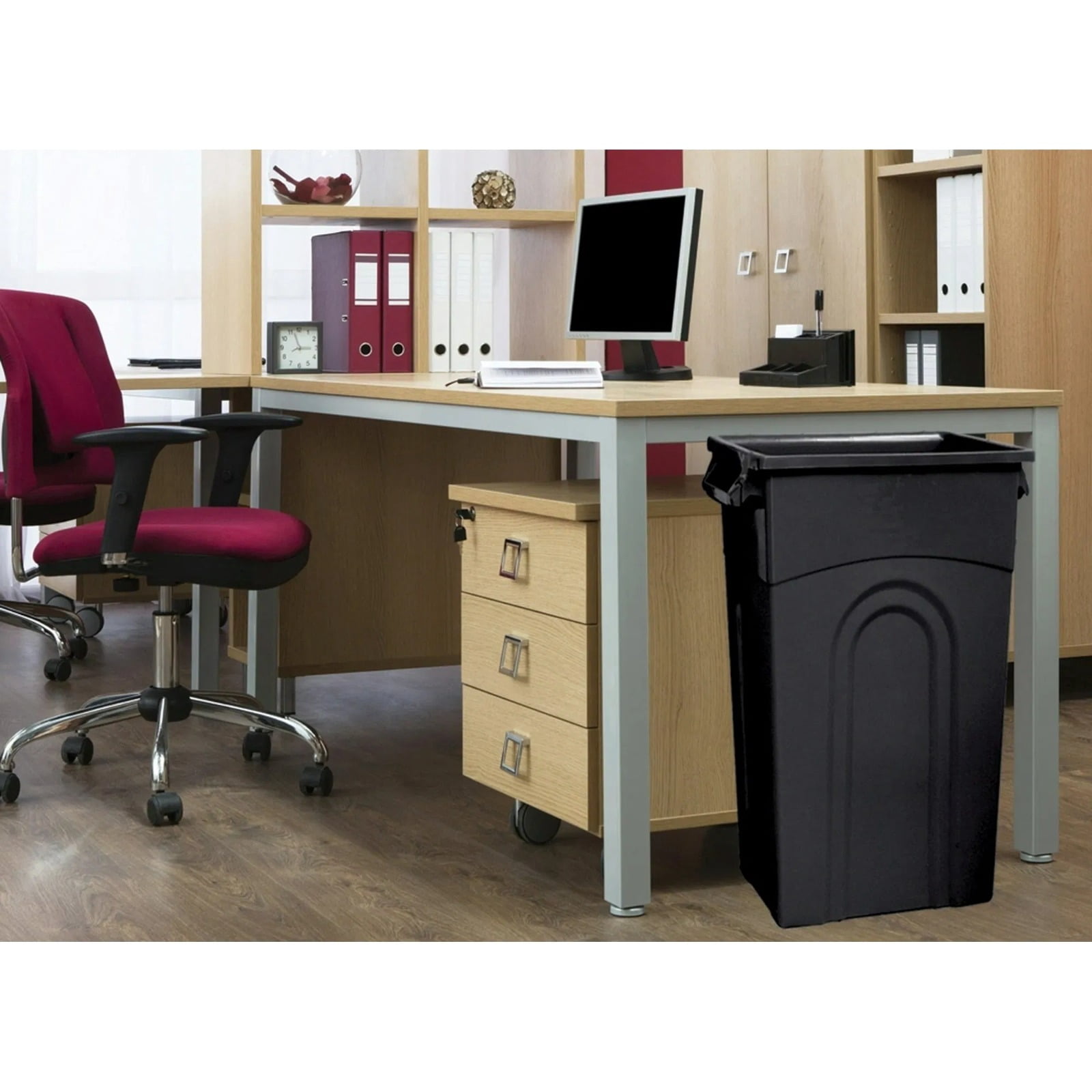 23-gallon plastic high-legged trash can, rectangular trash can, suitable for small spaces. Its narrow and tall design and smooth shape make it highly suitable for areas with limited space.