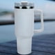 thumbnail image 4 of Vaso de 40 oz con asa y tapa con pajita, taza de viaje de acero inoxidable reutilizable y aislada que mantiene las bebidas frías, botella para agua, té helado o café, 4 of 5
