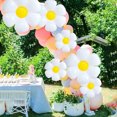 thumbnail image 4 of A Centro De Mesa Con 50 Globos Con Forma De Margarita,, 4 of 10