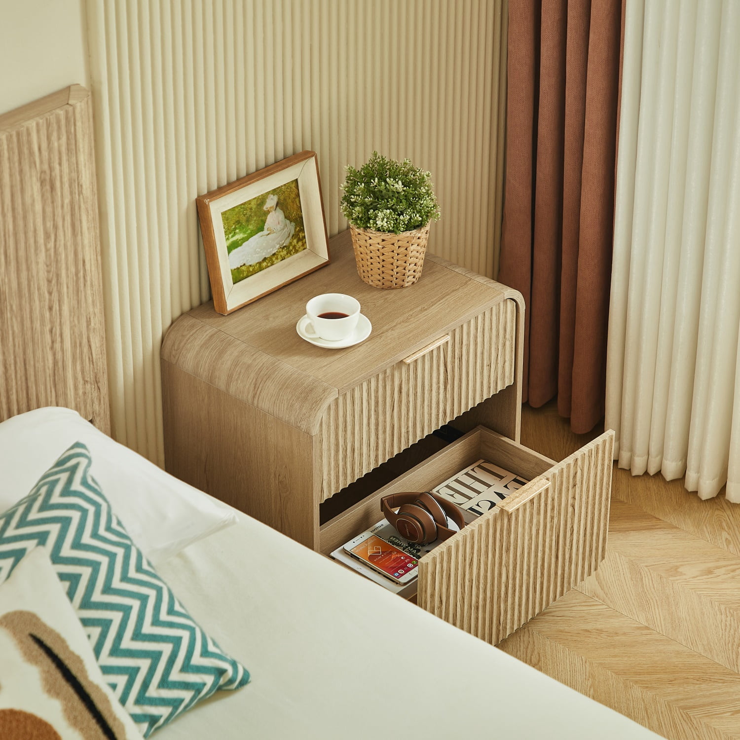 Hommoo Modern Fluted Nightstand with 2 Soft-Close Drawers, Gold L-Shape Metal Handles, Rounded Corners & Sturdy Particle Board Construction, Bedroom Bedside Table, Natural
