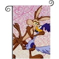 thumbnail image 1 of Wile E. Coyote y el Correcaminos-bandera de jardín temática. Regalo perfecto para fans, amigos y familiares, ideal para actividades al aire libre y decoración de fiestas.28CM*45CM, 1 of 5