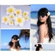 thumbnail image 4 of Pasamontañas con pinza para el pelo de espuma para mujer, 3 uds., hawaiana, flor de Plumeria blanca, para playa ER, 4 of 5