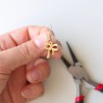 thumbnail image 2 of 100 piezas de materiales de aleación para manualidades, accesorios de joyería con forma de lazo (dorados), 2 of 8