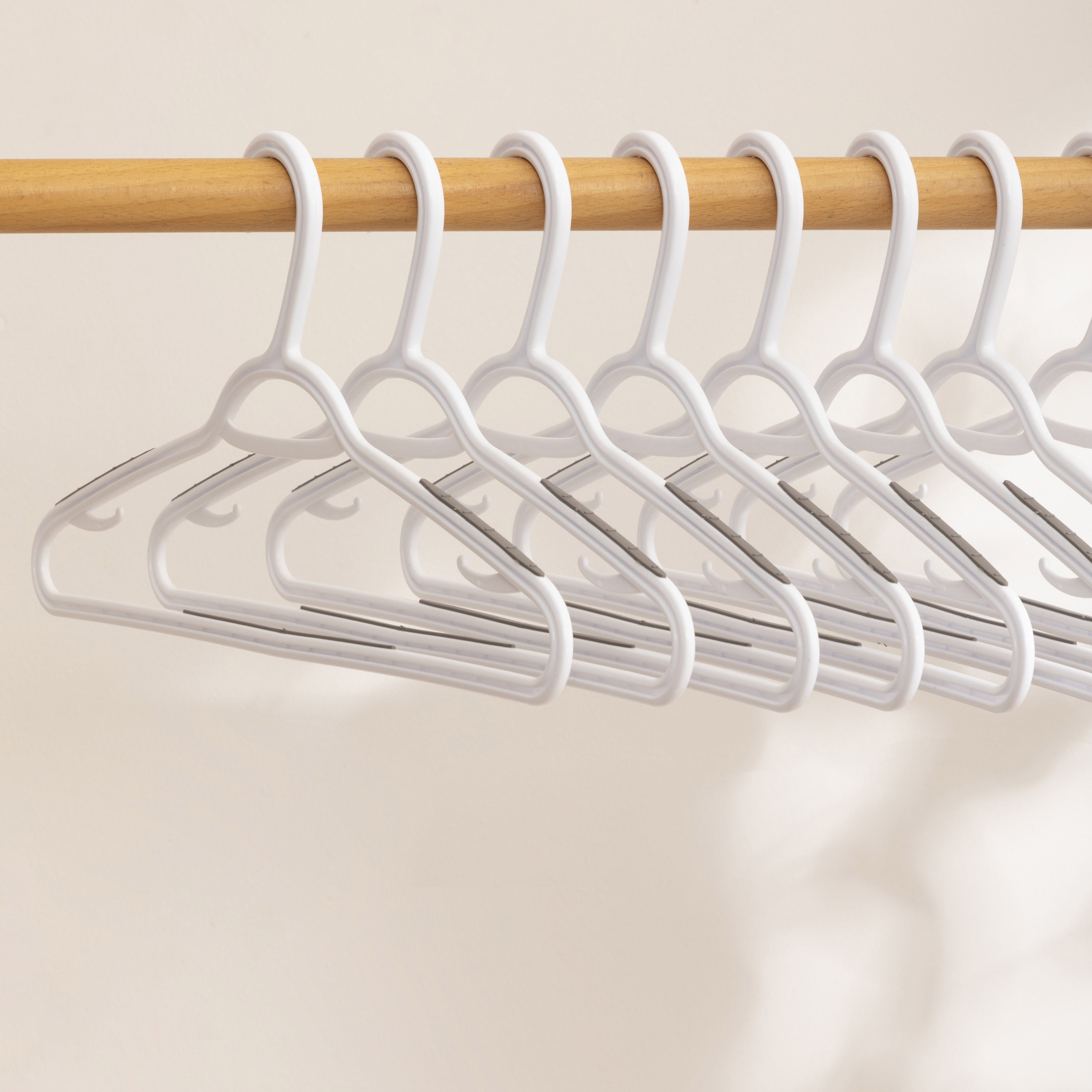 Mainstays, cintre en plastique adulte antidérapant TPR, paquet de 20, couleur blanche et grise