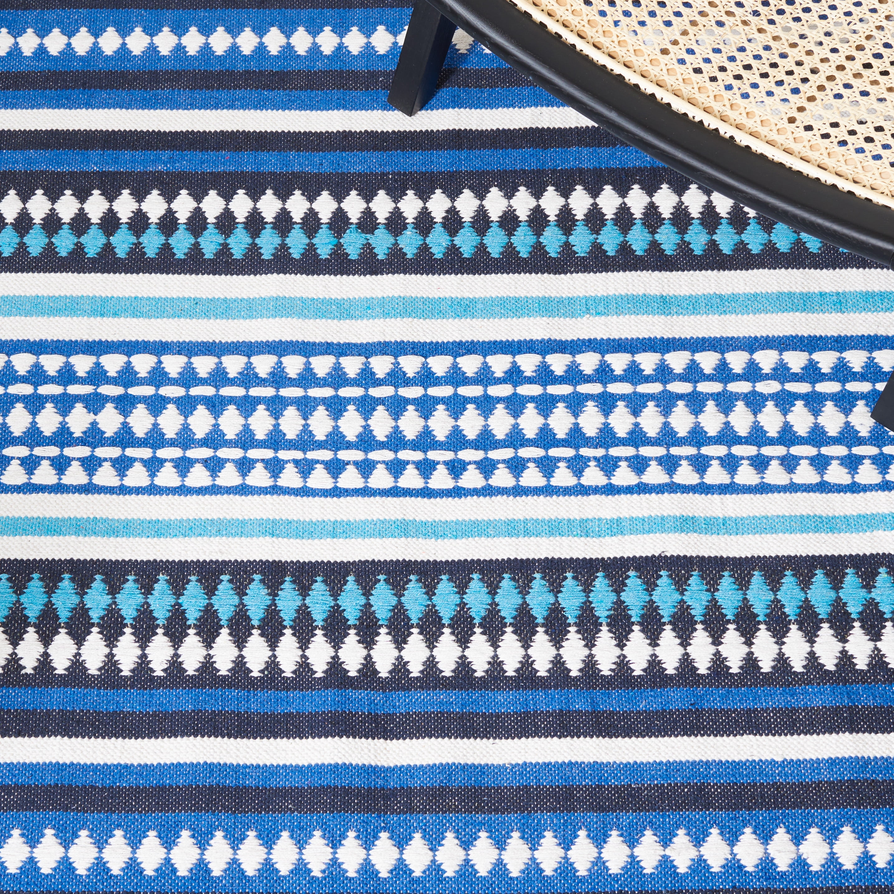 SAFAVIEH Montauk Kenyon Southwestern Cotton Area Rug, Blue/Ivory, 6' x 6' Square