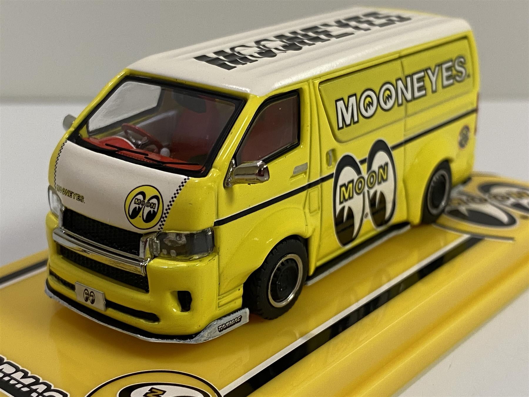 ミニカー TARMAC Toyota Hiace Widebody Mooneyes Toyota Hiace Widebody MOONEYES Yellow 1:64 Scale Tarmac Mooneyes