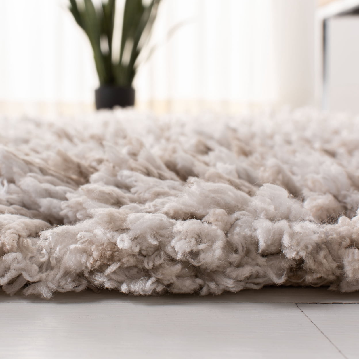SAFAVIEH Rio Kynaston Solid Polyester Shag Area Rug, Beige/Ivory, 2'6" x 4'