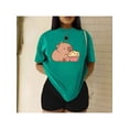 thumbnail image 1 of Playera Blusa Con Estampado de Capibara Comiendo Palomitas Playera De Capybara Divertida Color Verde Talla Chica Marca Emil SaEs, 1 of 4