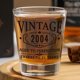 thumbnail image 3 of Vaso de Shot AOZITA Vintage 2004 50 ml con Caja de Madera para 21º Cumpleaños, 3 of 7