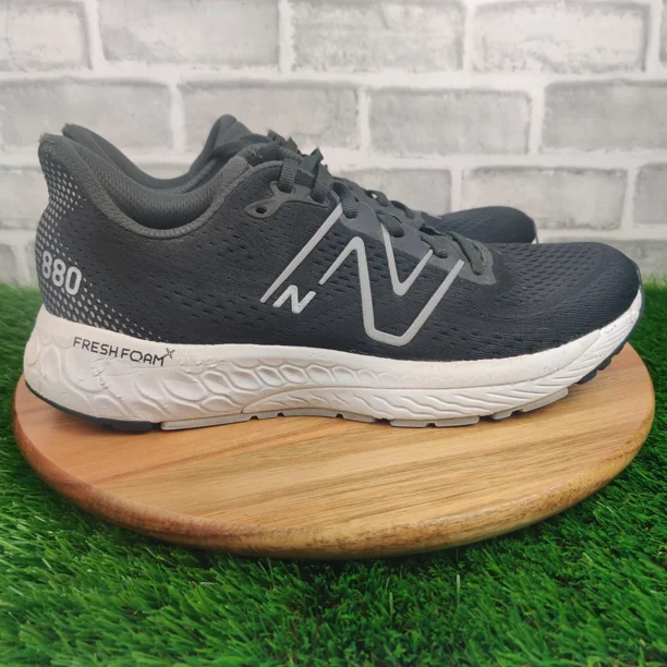 New Balance Fresh Foam 880 V13 Shoes Mens Size 10.5 Gray White Athletic Sneakers