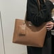 thumbnail image 4 of Juego de bolso de mujer de 3 piezas | Bolsos de gran capacidad tote, hombro y bandolera | Cuero de poliuretano marrón rojo | Estilo vintage, cremallera duradera | Multifuncional de moda, 4 of 6